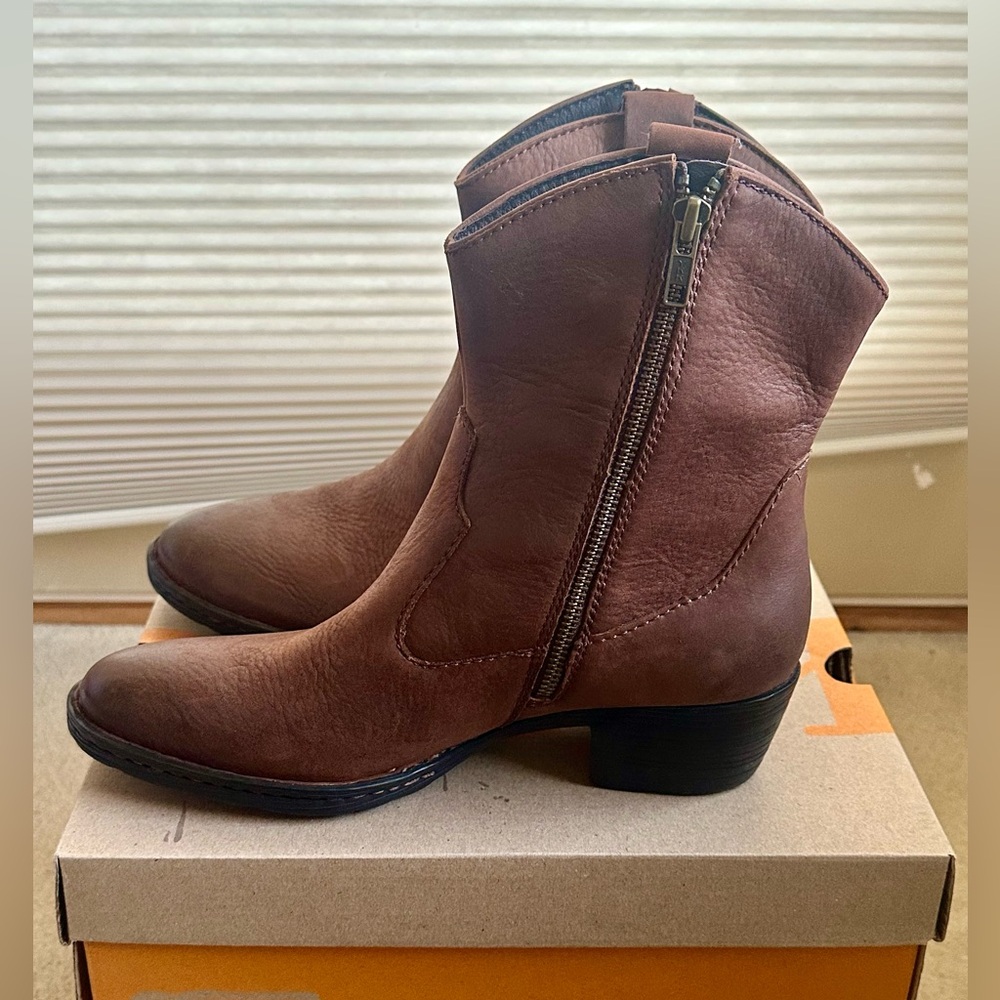B.O.C. Born Karin Ankle Western Boots - Picture 4 of 14